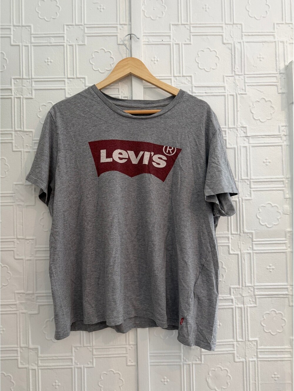Levi's XXL Heather Gray Short-Sleeve T-Shirt w/ Maroon Batwing Logo